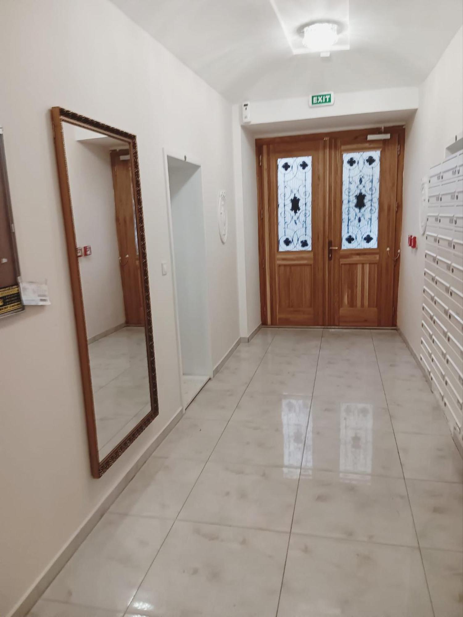 Center - Next To Florenc Apartment